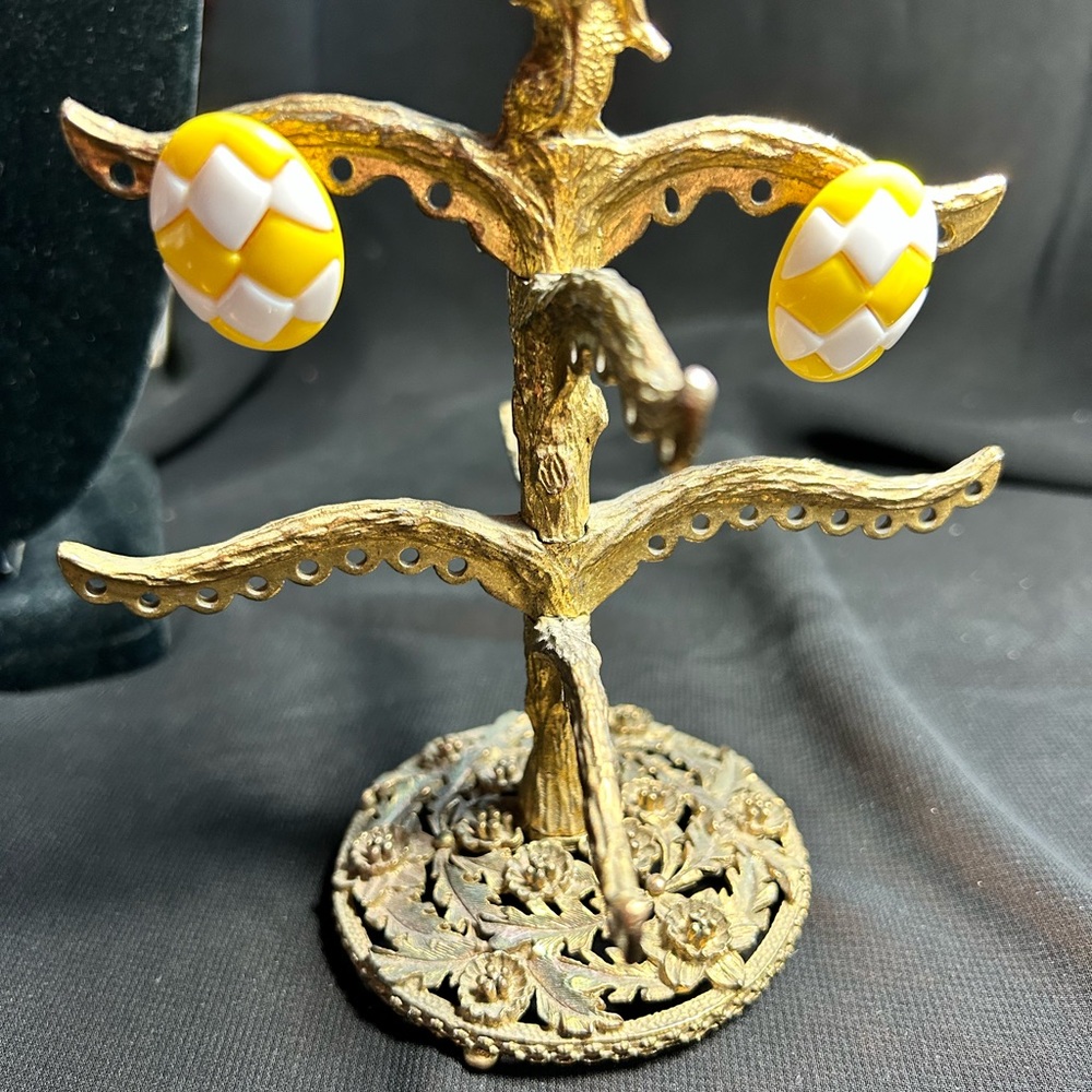 VTG 80s Pierced post Egg shaped Yellow and White Checkered Earrings. Unbranded